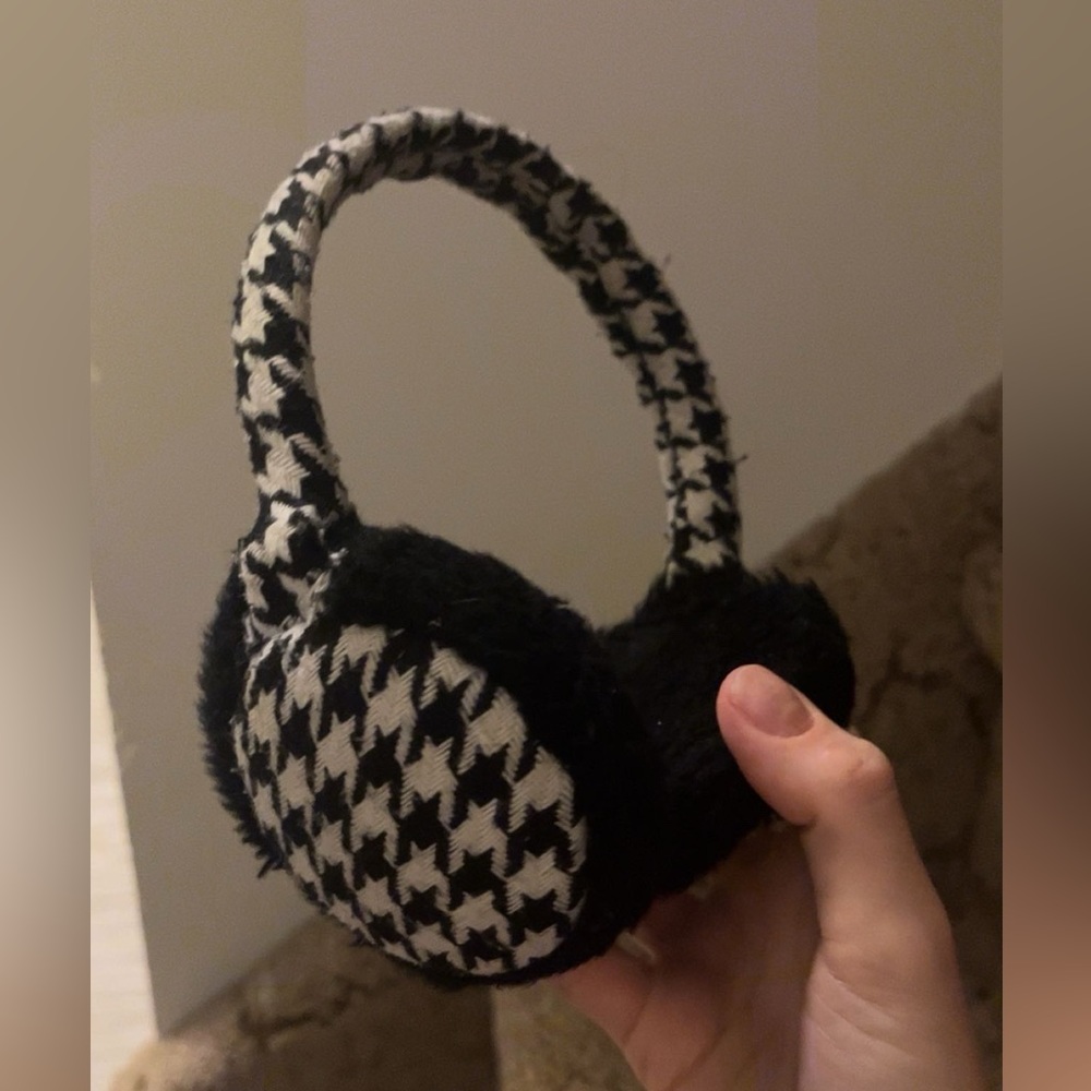 🤍🖤 Black & White Patterned Earmuffs 🖤🤍